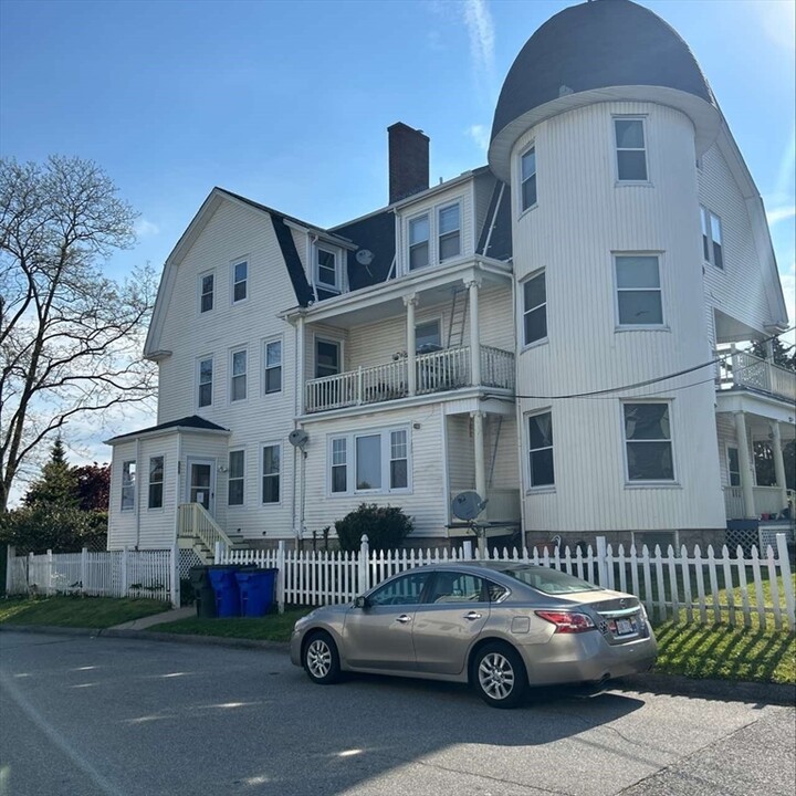 588 Mt Hope Ave in Fall River, MA - Building Photo