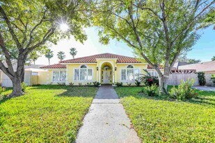 1014 King Ln in Laredo, TX - Building Photo