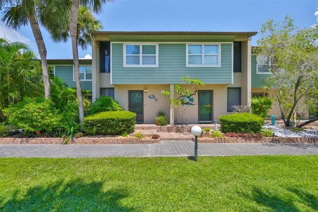 1028 Apollo Beach Blvd, Unit 8 in Apollo Beach, FL - Foto de edificio - Building Photo