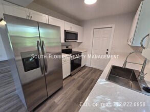 541 SE Penn Ave in Port St. Lucie, FL - Building Photo - Building Photo