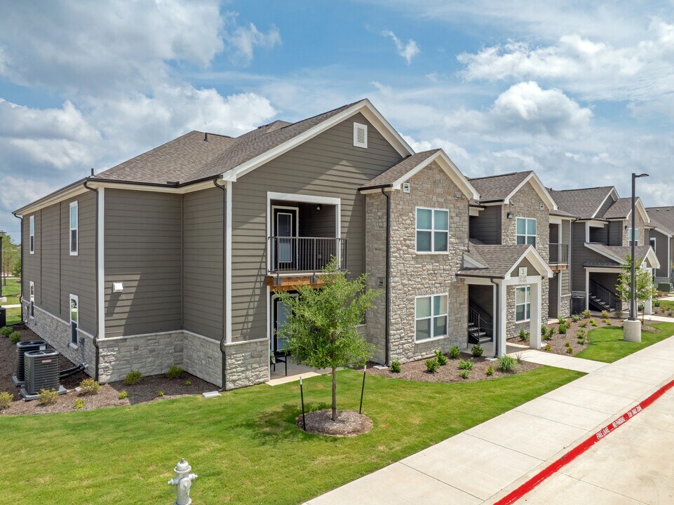 Carver Ridge Apartments in Hutto, TX - Building Photo