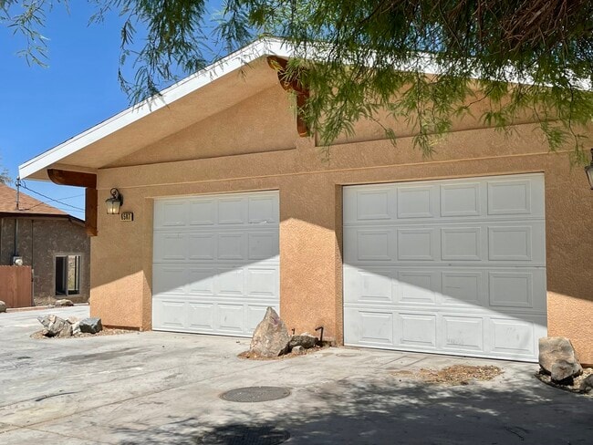 6587 Oasis Ave in Twentynine Palms, CA - Foto de edificio - Building Photo
