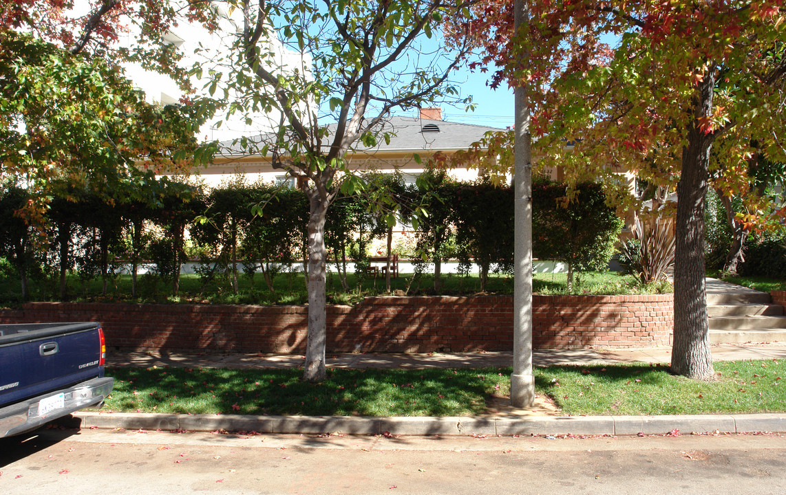 1422 Midvale Ave in Los Angeles, CA - Building Photo