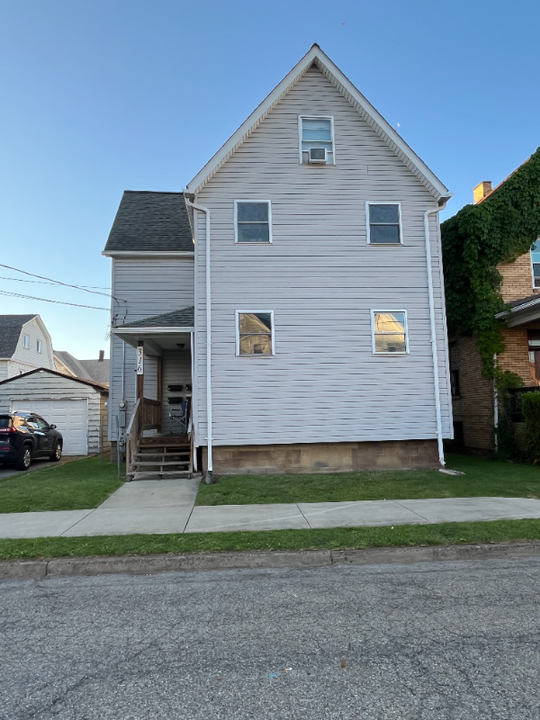 316 Wayne Ave in Ellwood City, PA - Building Photo