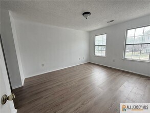115 Albury Way in North Brunswick, NJ - Building Photo - Building Photo