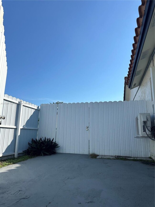 5730 NW 199th St-Unit -REAR in Hialeah, FL - Foto de edificio - Building Photo