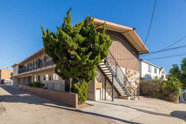 576 W 13th St in San Pedro, CA - Building Photo - Building Photo