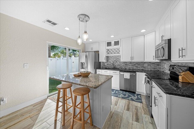 595 Park Ave in Satellite Beach, FL - Foto de edificio - Building Photo