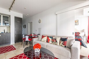 137 Bremner Blvd in Toronto, ON - Building Photo