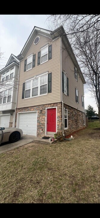 23056 Fontwell Square in Sterling, VA - Building Photo