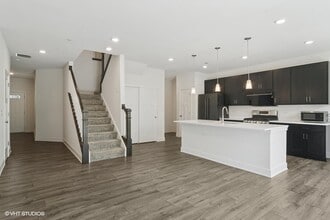 2543 Geranium Way in Rolling Meadows, IL - Foto de edificio - Building Photo