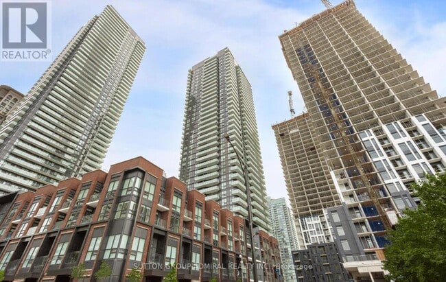 4130 Parkside Village Dr in Mississauga, ON - Building Photo - Building Photo