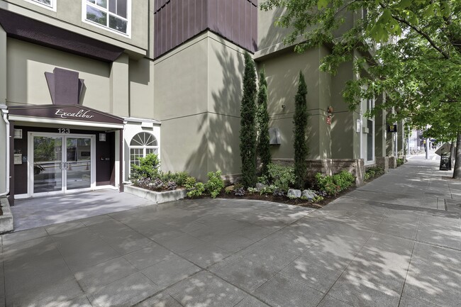 Excalibur Apartment Homes in Bellevue, WA - Foto de edificio - Building Photo