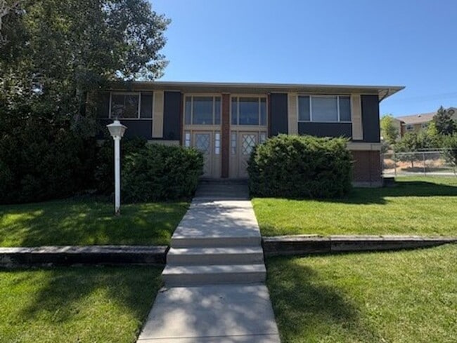 property at 1214 E Siesta Dr