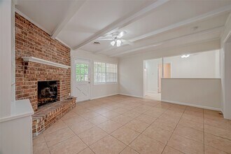 5711 Braesvalley Dr in Houston, TX - Foto de edificio - Building Photo