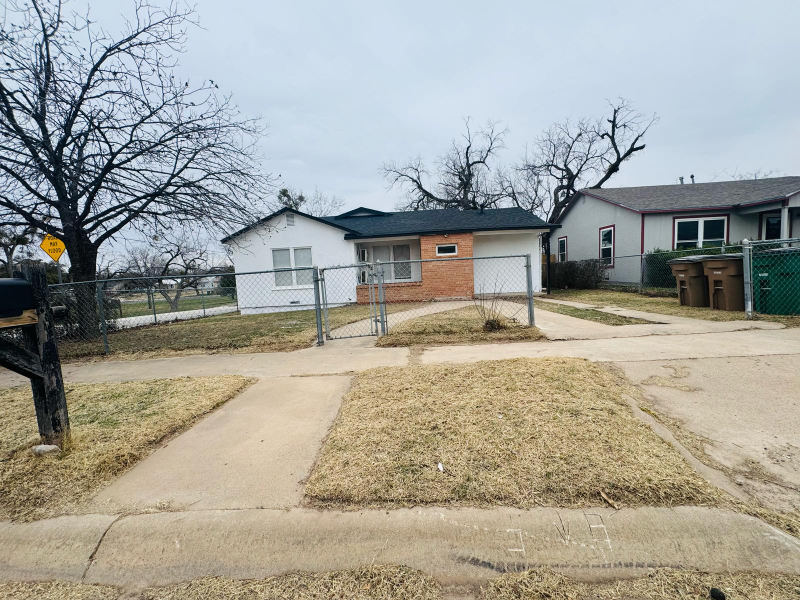 2101 Woodlawn Dr in San Angelo, TX - Building Photo