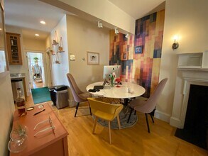 2 Arlington St, Unit 12 in Cambridge, MA - Foto de edificio - Building Photo