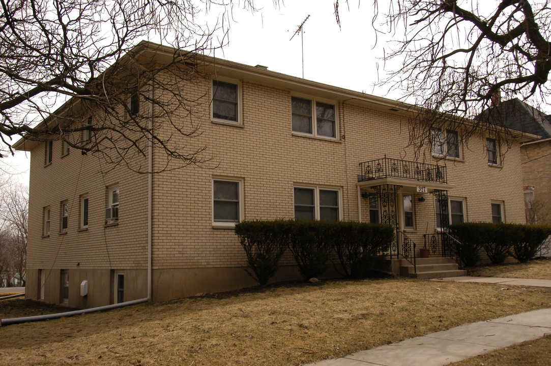 327 McClure Ave in Elgin, IL - Building Photo