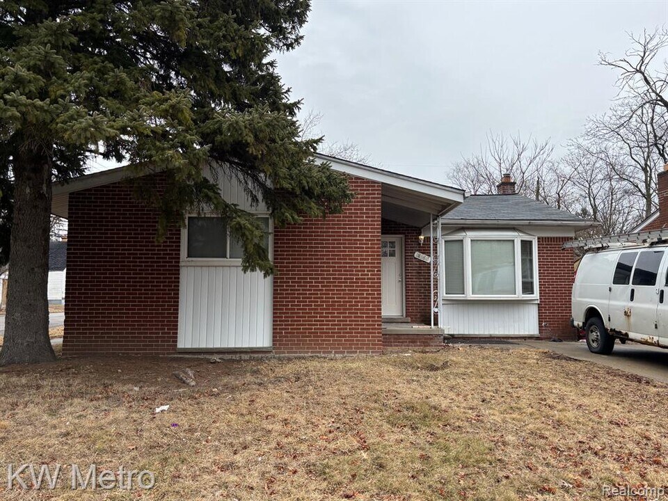 18582 Burt Rd in Detroit, MI - Building Photo