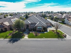 1553 E Golden Valley Way in Fresno, CA - Foto de edificio - Building Photo