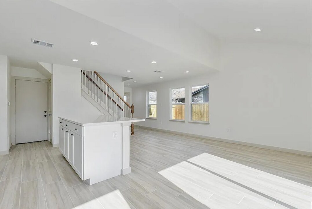 5205 2 Iron St in Austin, TX - Building Photo