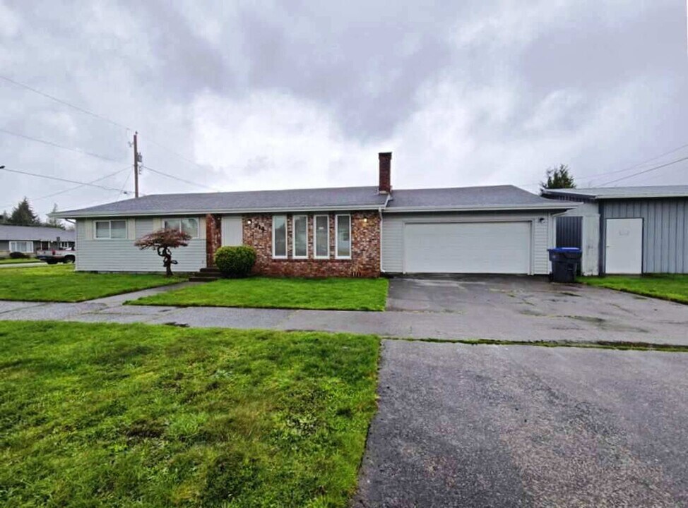 314 H St in Cosmopolis, WA - Building Photo