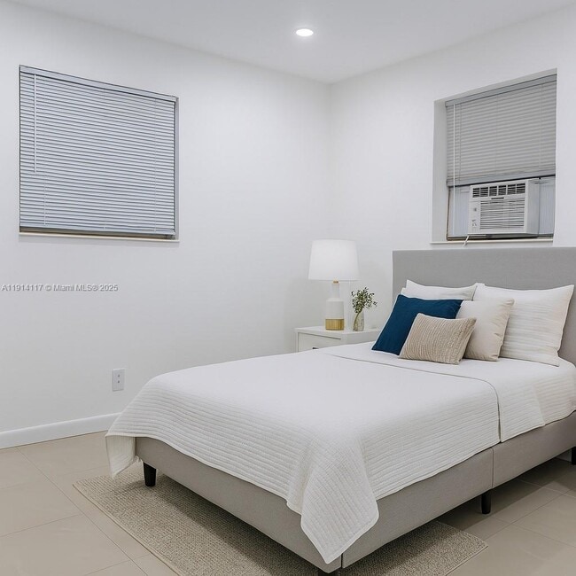 1046 Foster Rd in Hallandale Beach, FL - Building Photo - Building Photo