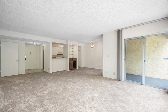 5600 Kensington Way in Culver City, CA - Building Photo - Building Photo
