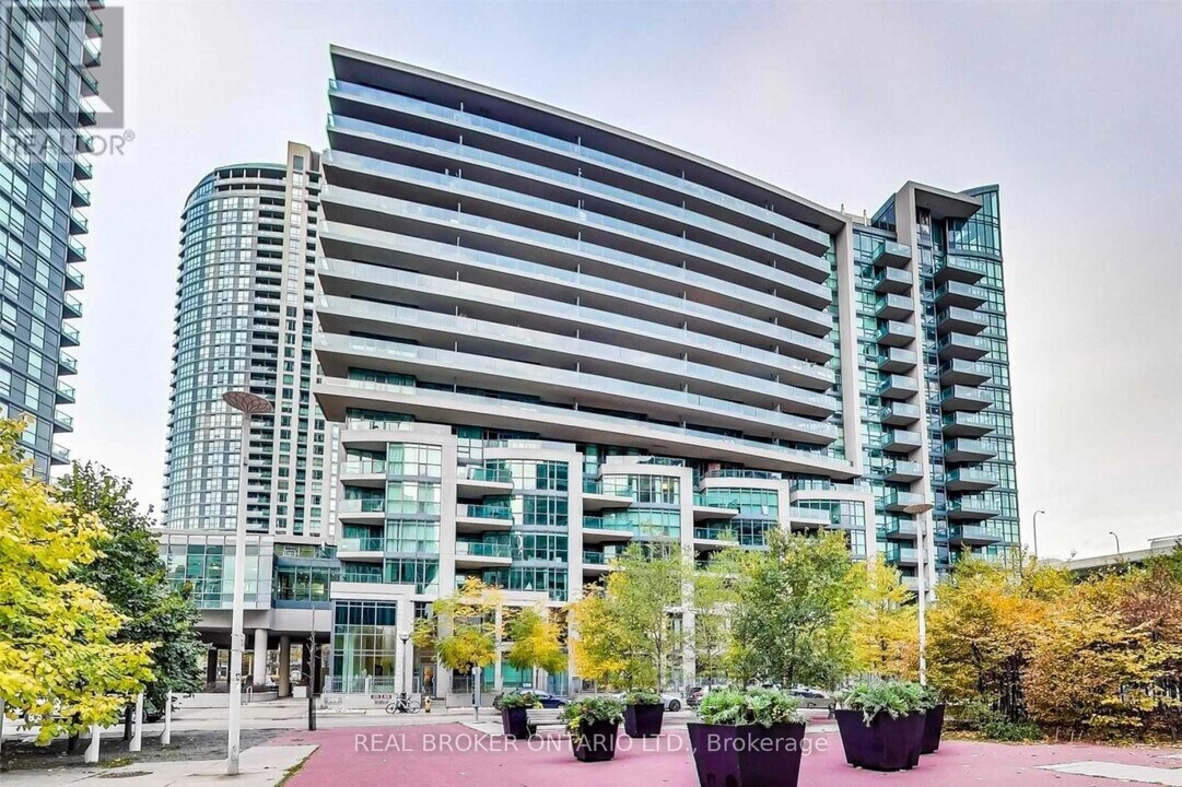 209-209 Fort York Blvd in Toronto, ON - Building Photo