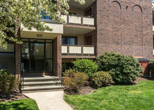 53 Angleside Rd, Unit 53 Angleside Rd #1 in Waltham, MA - Building Photo - Building Photo
