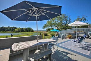 56 Far Pond Rd in Southampton, NY - Building Photo