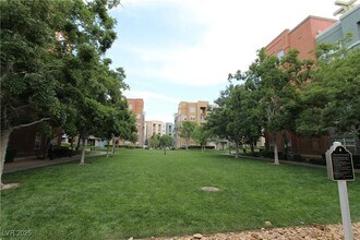26 E Serene Ave, Unit 108 in Las Vegas, NV - Foto de edificio - Building Photo