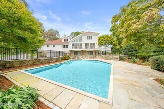 21 Harkim Rd in Greenwich, CT - Building Photo - Building Photo