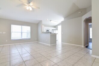 5611 Tanagergrove Way in Lithia, FL - Building Photo - Building Photo
