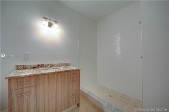 709 SW 3rd St in Dania Beach, FL - Foto de edificio - Building Photo