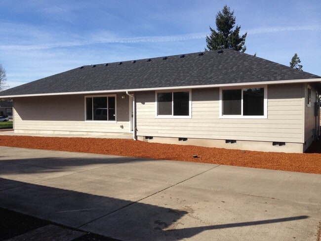 1710 H St in Springfield, OR - Building Photo - Building Photo