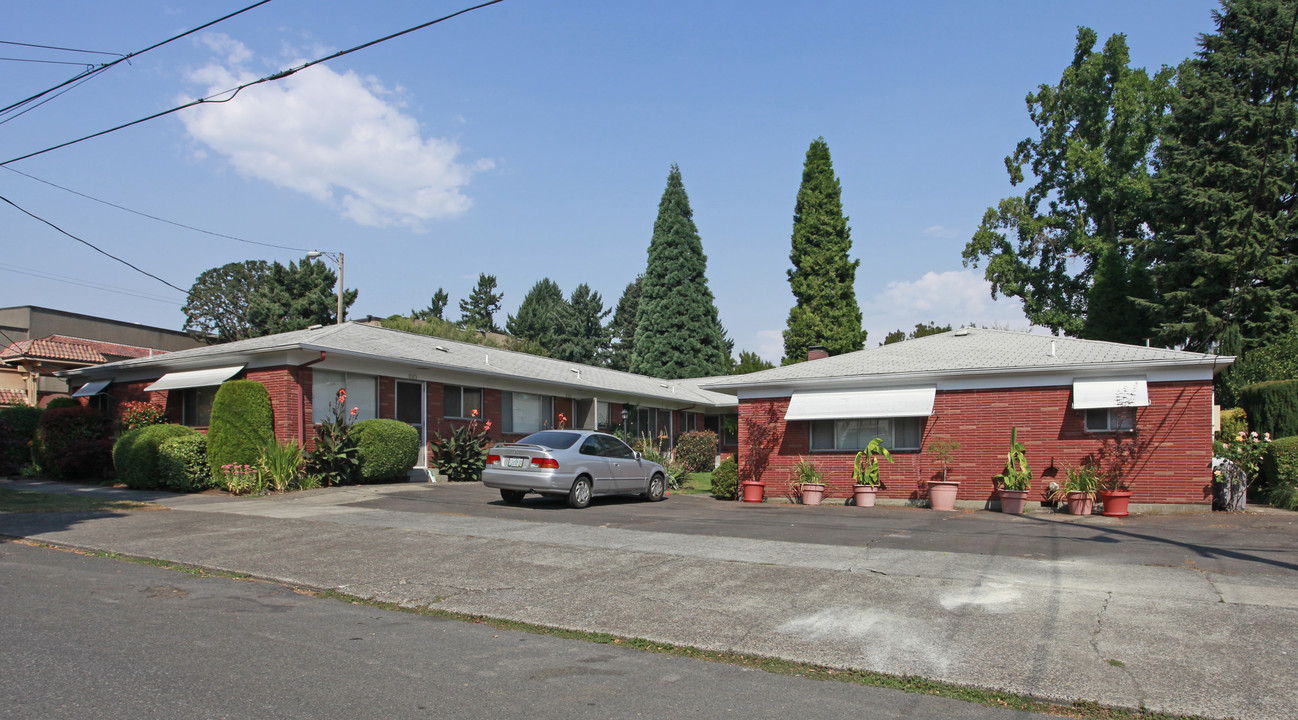 1423-1435 SE Glenwood St in Portland, OR - Building Photo