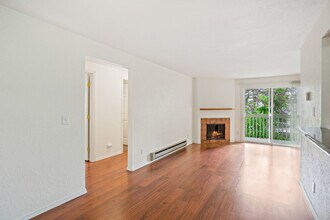 9494 Redmond - Woodinville Rd NE in Redmond, WA - Building Photo - Building Photo