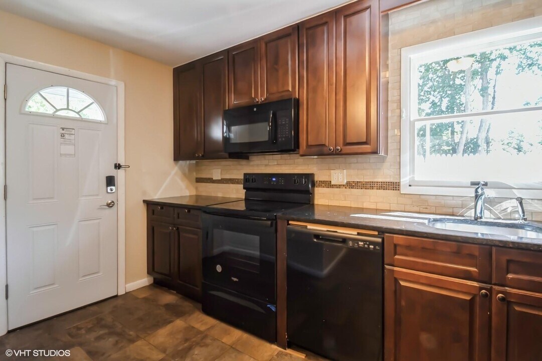 392 King St in Chappaqua, NY - Building Photo