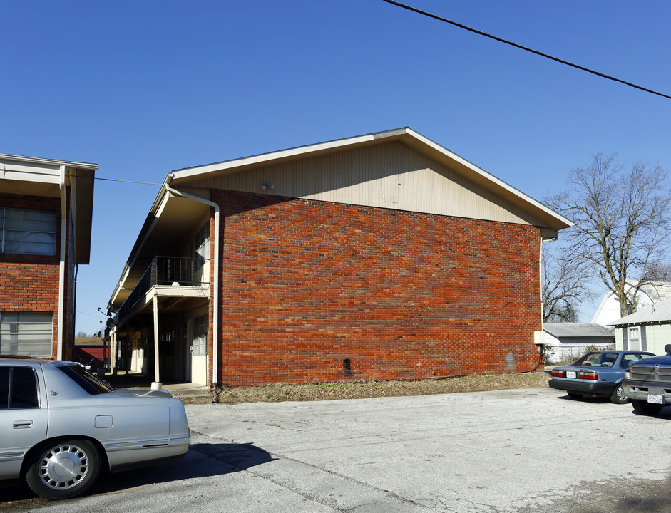 1855 E Cherry St in Springfield, MO - Foto de edificio