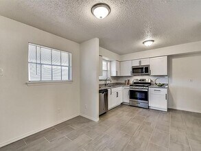 8209 Ferguson Rd in Dallas, TX - Foto de edificio - Building Photo