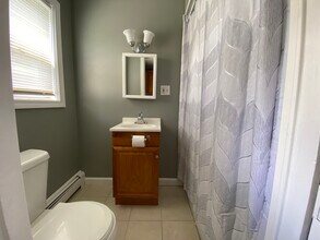 4 Pond St, Unit Floor 1 in Cranston, RI - Foto de edificio - Building Photo