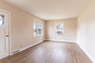2123 Lawndale Ave in Rockford, IL - Foto de edificio - Building Photo