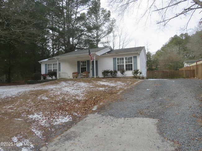 807 N Sycamore St in Aberdeen, NC - Building Photo - Building Photo