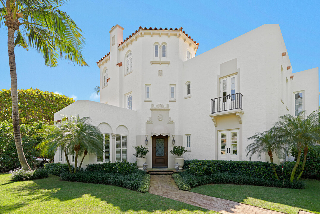 130 Brazilian Ave in Palm Beach, FL - Foto de edificio