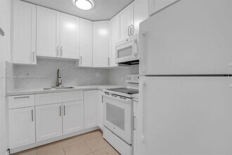 4590 SW 67th Ave in Miami, FL - Building Photo - Building Photo