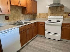 3117 Colonial Way, Unit J in Atlanta, GA - Building Photo - Building Photo