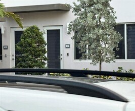 10300 NW 66th St in Doral, FL - Foto de edificio - Building Photo