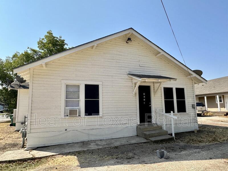 903 W 5th St in Clifton, TX - Building Photo