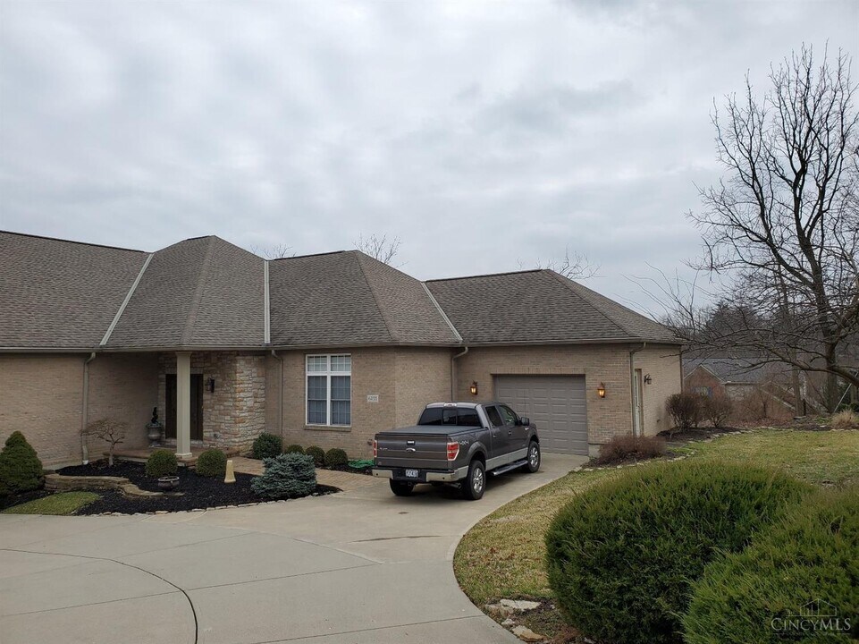 6255 Springdale Rd in Cincinnati, OH - Building Photo